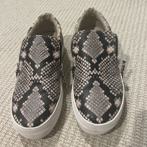 Steve Madden snakeskin pull on sneakers size 6 womens - Picture 2 of 4